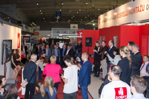 W publikacji kompleksowo opisano montaż okien i drzwi balkonowych