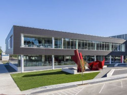 Szkło SageGlass® wraz z systemami fasadowymi, okiennymi i drzwiowymi Schüco otwierają nowe horyzonty projektowania energooszczędnych budynków. Fot. Public Library, Cedar Rapids, Iowa USA© Fisheye Photography