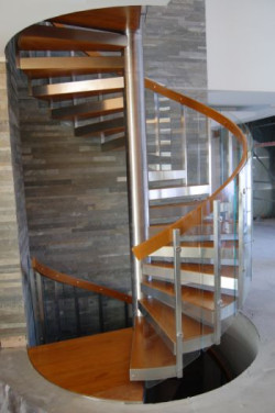 Najnowsza realizacja ATRIUM z linii DESIGN PRESTIGE schody ze szklana balustrada z wysokiej klasy – drewnem egzotycznym