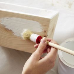 Drewniane pudełko lub skrzynkę pomaluj białą farbą akrylową