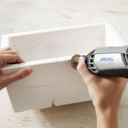 Aby nadać skrzynce wygląd vintage spoleruj jej powierzchnię