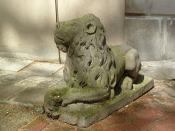 Ze względu na porowatą strukturę materiału, dekoracje z kolekcji Chronos podatne są na absorbowanie wszelkich zanieczyszczeń