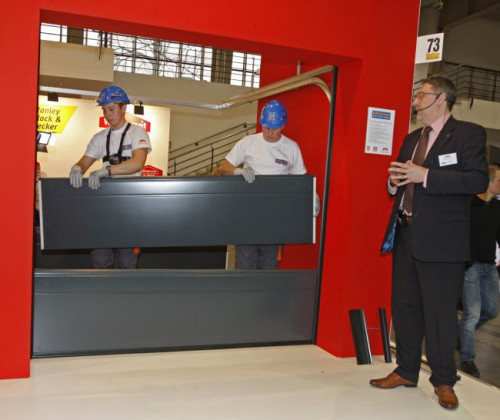 W ramach cyklu Monteriada każdego dnia targów obserwować można było jak przebiega prawidłowy montaż bramy segmentowej w wykonaniu ekipy montażowej firmy Hörmann