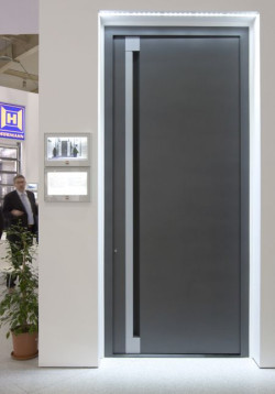 Uwagę zwracały olbrzymie drzwi wejściowe ThermoCarbon XXL o wysokości 3 metrów