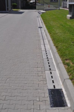 Odwodnienia te nie wymagają obetonowania bocznego, a jedynie wykonania ławy betonowej