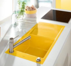 Loftową kuchnię ożywi ceramiczny zlewozmywak Timeline 50 w intensywnym kolorze Sunrise