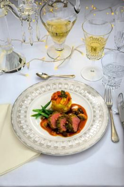 Wysokiej jakości zastawa stołowa to w tym wnętrzu prawdziwy must have