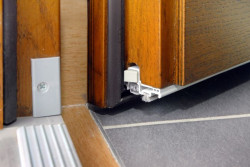  Niski próg Roto Eifel z uszczelnieniem progowym Texel. Podczas zamykania drzwi zostaną automatycznie uszczelnione na całej szerokości. Foto Roto