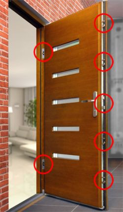 Wielopunktowy zamek listwowy Roto Safe zapewnia równomierny docisk skrzydła do ościeżnicy na całej wysokości, zapobiega ucieczce ciepła. Foto Roto