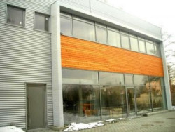 Elastyczność systemu umożliwia konstruowanie ścian wklęsłych, wypukłych, tworzenie fragmentów narożnych, łamanych w poziomie i w pionie