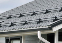 Zabezpieczenia przeciwśnieżne powinno się mocować przede wszystkim w tych miejscach na dachu, które znajdują się nad wejściem i ścieżkami wzdłuż domu