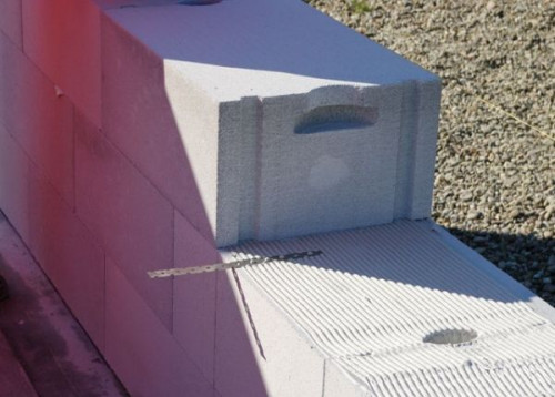 Ściany działowe budujemy z bloczków Termalica o grubości 10 lub 12 cm, zwykle po wymurowaniu ścian nośnych zewnętrznych i wewnętrznych