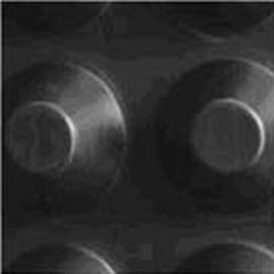 Geomembrana T20 dzięki wysokiej geometrii przetłoczeń zapewnia niezwykle wydajny drenaż