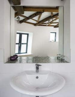 Lustra pomagają optycznie powiększyć małe wnętrza