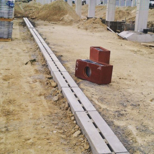 W rozwiązaniu tym, ruszt tworzy jedną całość z korytkiem czego zaletą jest brak efektu wyrywania kratki przy skręcaniu kołem podczas np. zawracania samochodu