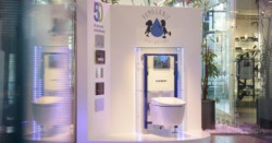 Spłuczka Geberit zużywa 4 litry wody przy użyciu dużego przycisku i jedynie 2 litry wody przy użyciu małego przycisku