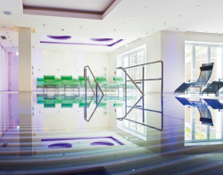 W tym roku REHAU zaprasza na wspólną podróż po świecie stolarki REHAU. Mottem wyprawy będzie „REHAU. All inclusive“