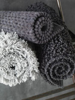 Na kolekcję Brilliance składa się w sumie pięć linii dywaników łazienkowych, zawierających łącznie 21 elementów