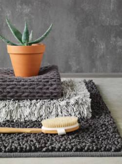 Linie Cool Concrete i Sturdy Industrial to świeże spojrzenie na estetykę i formę dywanika łazienkowego