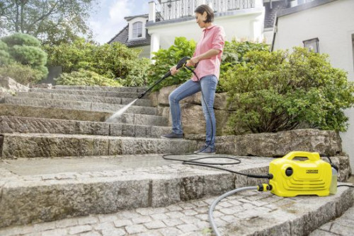Schody zewnętrzne są narażone na działanie czynników atmosferycznych, dlatego szybko zbiera się na nich brud