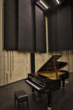 W stabilnej pozycji napiętą tkaninę utrzymują zintegrowane z nią prowadnice boczne tworzące system ZIP