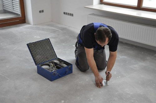 W zależności od uwarunkowań fizycznych i stanu zdrowia, intensywna praca posadzkarza trwa kilkanaście lat