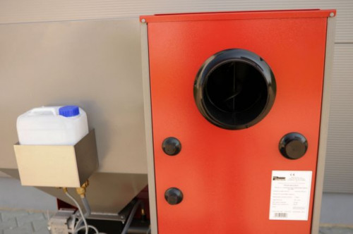 Osiągający bardzo dobre wyniki emisyjne kocioł retortowy z zasobnikiem opału