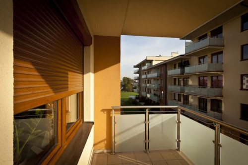 Stanowiąc barierę dla promieniowania słonecznego, szczególnie w letnie, gorące dni, chronią wnętrza domu przed nadmiernym nagrzewaniem się