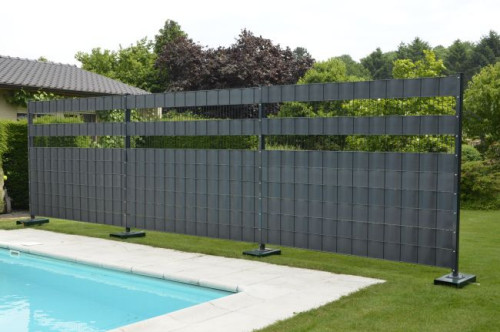 Słup F-Lox Super o wymiarach profilu 120x40 mm charakteryzuje się dodatkową listwą montażową