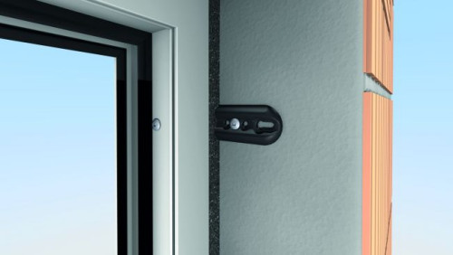 System umożliwiający zarówno zamocowanie okna w licu muru, jak i z częściowym wysunięciem w strefę izolacji termicznej