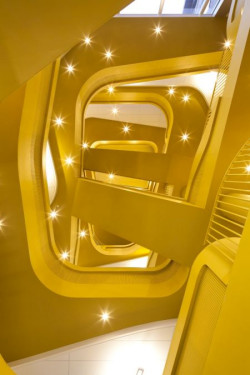 Każdy pracownik ma możliwość wybrania dowolnego miejsca do pracy, w zależności od nastroju czy upodobań