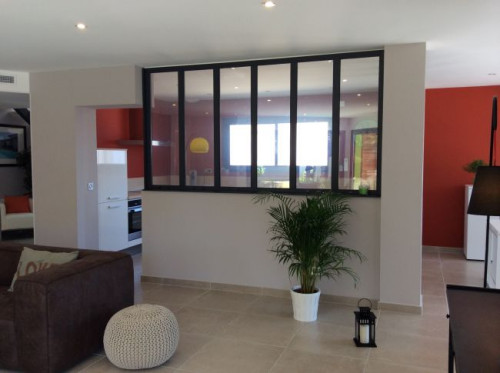 Według najnowszych trendów wnętrzarskich szkło, obok drewna i kamienia, jest coraz częściej wykorzystywane jako materiał wykończeniowy oraz dekoracyjny