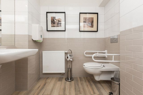 Dzięki współpracy producentów wyposażania łazienek z Organizatorem akcji tj. Świetlicą Architekta, udało się przeprowadzić kolejne działania wspierające poprawę jakości łazienek w krakowskich szkołach