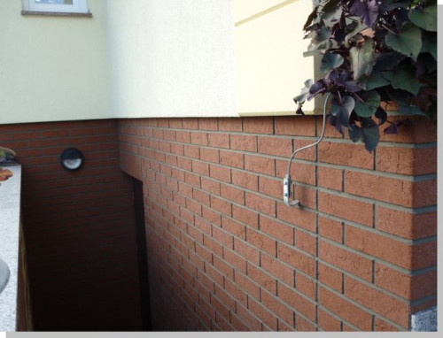 W nowoczesnych budynkach płytki, którymi wykończono cokół, często stosuje się także do oklejenia murków tarasów