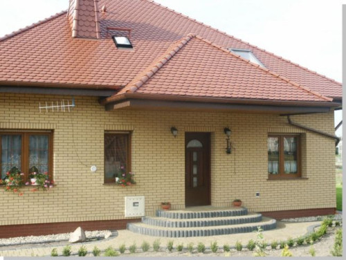 Wyodrębniona płytkami strefa wejścia sprawi, że dom zyska dostojny, budzący zaufanie charakter