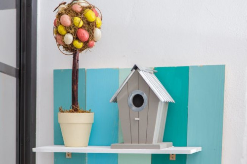 Jak wykonać półkę z desek, która stanowi nie tylko bardzo efektowną dekorację ściany ale także jest przydatnym meblem, który doskonale sprawdza się w holu czy przedpokoju