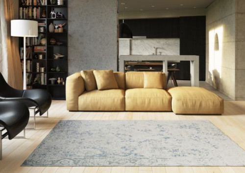 Wyblaknięcia, przetarcia, tradycyjne ornamenty zaskakują jednak nieoczywistymi formami i konfiguracjami