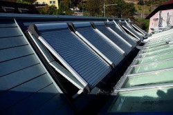 Ilość światła, ale przede wszystkim promieniowania słonecznego dostającego się pod dach można skutecznie kontrolować poprzez zastosowanie dodatkowych akcesoriów