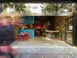 Restaurację eatDOORI tworzy otwarta przestrzeń, mająca pięć metrów szerokości i ponad czterdzieści metrów długości, która podzielona jest na kilka stref