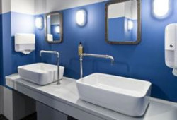 Podróż przez Indie zapewniają również… toalety, które zostały zaprojektowane na wzór indyjskich przedziałów kolejowych