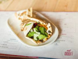 Jedzenie w eatDOORI serwowane jest na talerzach, miskach i tacach z kolekcji Artesano Professionale od Villeroy &amp; Boc