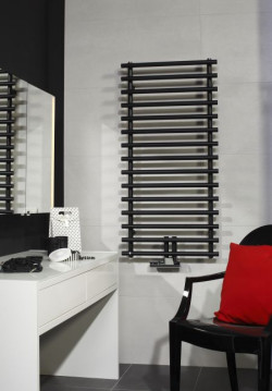 Pomysłowym połączeniem eleganckiego wzornictwa oraz funkcjonalności jest również elektryczny grzejnik Yali Parada