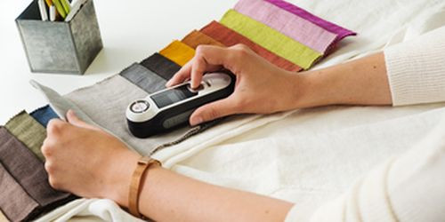 Do dyspozycji klientów poszukujących inspiracji lub wyobrażenia, jak różne kolory mogą prezentować się we wnętrzu