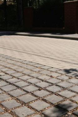 Gotowych pomysłów, z zakresu budowania odpornych na powstawanie kałuż parkingów oraz podjazdów, dostarczą kostki ażurowe firmy Polbruk