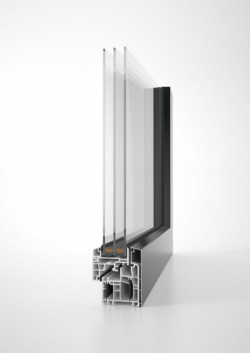 Eksponat na targach pozwoli gościom przekonać się, jak filigranowe są systemy energeto® 5000 view po wbudowaniu w elewację