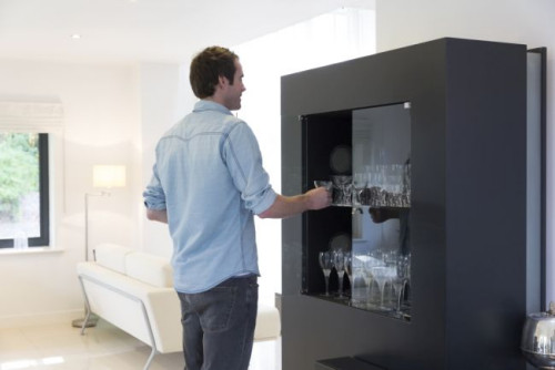 W ostatnich latach szklane elementy aranżacji wnętrz zyskują na popularności