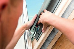 Drewniana konstrukcja dachu podlega stałym odkształceniom pod wpływem działania wiatru, śniegu, zmian temperatury i wilgotności powietrza