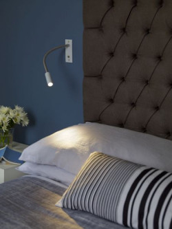 Oprawy z regulacją kierunku światła - idealne oświetlenie do czytania w łóżku