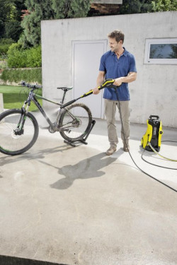 Ciśnienie wody można ustawić, w zależności od czyszczonej powierzchni, poprzez przekręcenie lancy