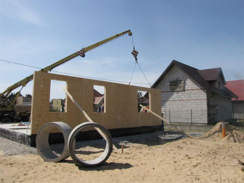 Wszystkie materiały użyte do produkcji domu spełniają wymagania normy europejskiej oraz posiadają wymagane certyfikaty jakościowe